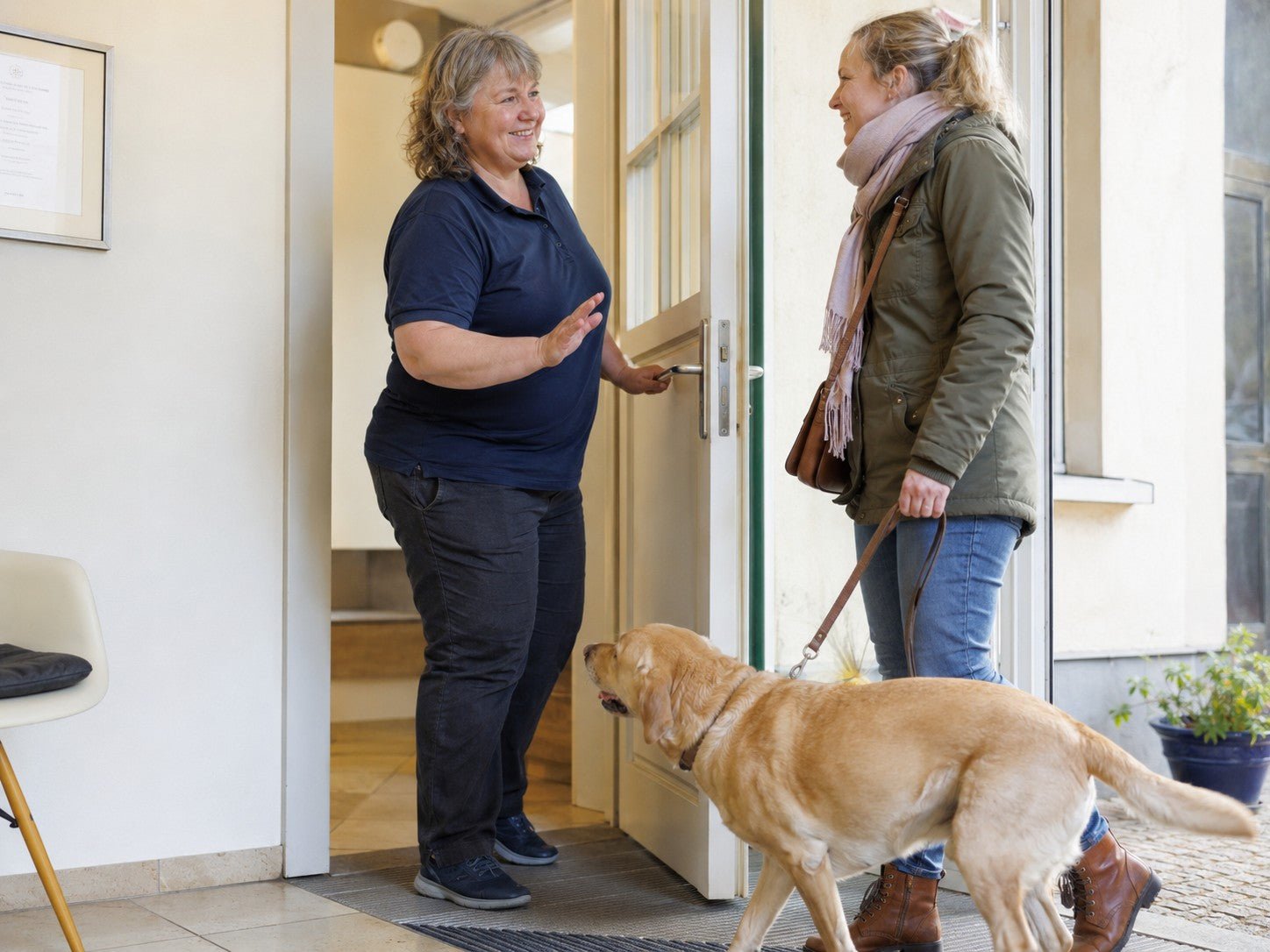 Verabschiedung an der Praxistür, Halterin mit Hund